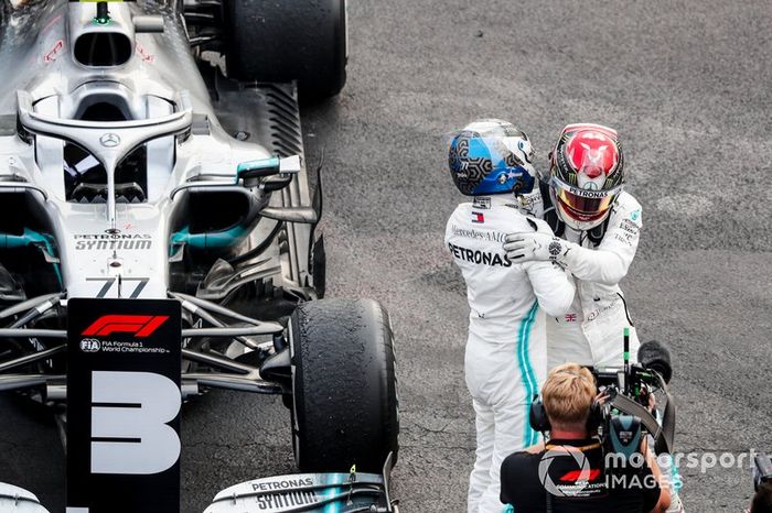 Valtteri Bottas, Mercedes AMG F1 y el ganador de la carrera Lewis Hamilton, Mercedes AMG F1 celebran en Parc Ferme 