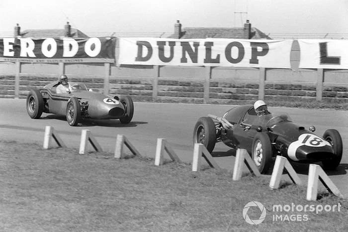 Maurice Trintignant, Cooper T51 Climax, delante de Carroll Shelby, Aston Martin DBR4/250