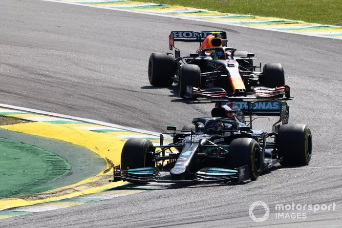 Lewis Hamilton, Mercedes W12, Sergio Perez, Red Bull Racing RB16B 