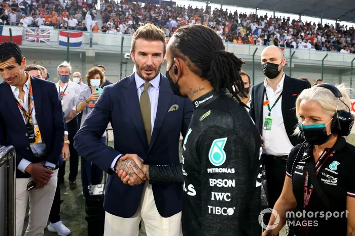 Lewis Hamilton, Mercedes, y David Beckham, en la parrilla