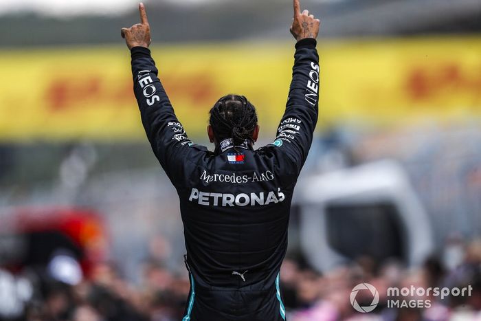 Lewis Hamilton, Mercedes-AMG F1, celebra en Parc Ferme después de asegurar su séptimo campeonato mundial