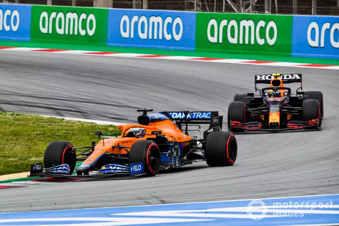 Daniel Ricciardo, McLaren MCL35M, Sergio Pérez, Red Bull Racing RB16B