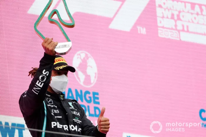 Podio: segundo lugar Lewis Hamilton, Mercedes