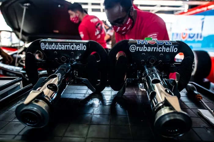 Volantes de Dudu e Rubens Barrichello