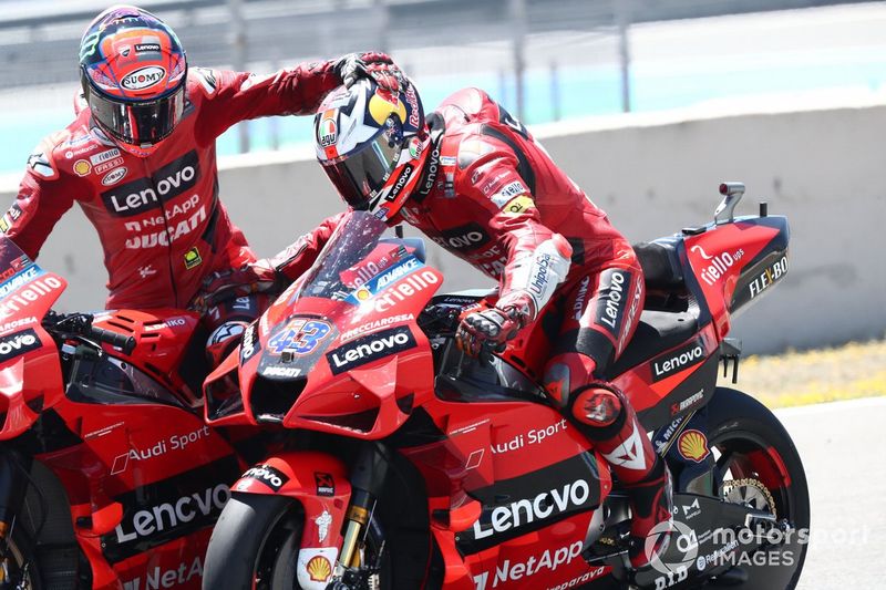 Ganador Jack Miller, Ducati Team, es felicitado por su compañero Francesco Bagnaia, Ducati Team