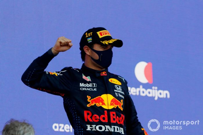 Podio: ganador de la carrera Sergio Pérez, Red Bull Racing