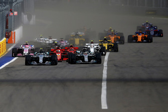 Valtteri Bottas, Mercedes-AMG F1 W09 e Lewis Hamilton, Mercedes-AMG F1 W09, al comando alla partenza