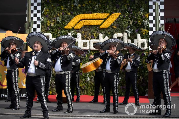 Un grupo de mariachis