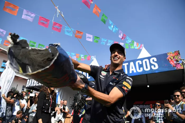 Daniel Ricciardo, Red Bull Racing le pega a su piñata