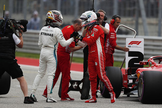 Ganador de la pole Lewis Hamilton, Mercedes AMG F1 celebra en Parc Ferme con Sebastian Vettel, Ferrari