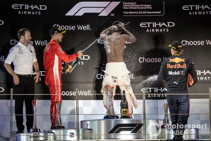 Podio: segundo lugar Sebastian Vettel, Ferrari, ganador de la carrera Lewis Hamilton, Mercedes AMG F1 y tercer lugar Max Verstappen, Red Bull Racing celebran