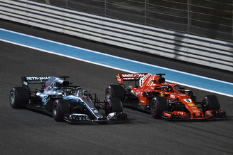 Lewis Hamilton, Mercedes AMG F1 W09 EQ Power+ en Sebastian Vettel, Ferrari SF71H zwaaien