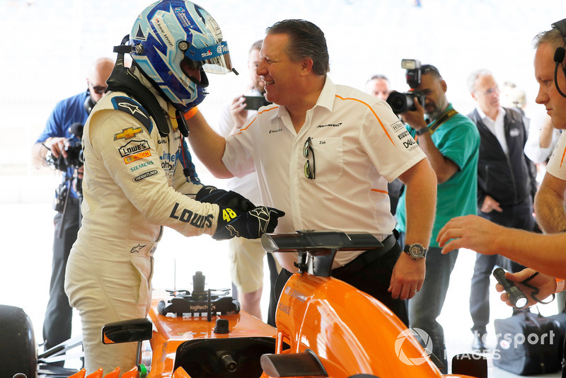 Jimmie Johnson en el McLaren y Zak Brown  