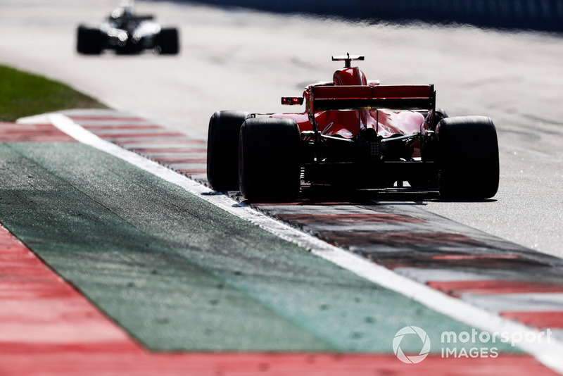 Vettel niet blij met Magnussen die op achterstand ligt