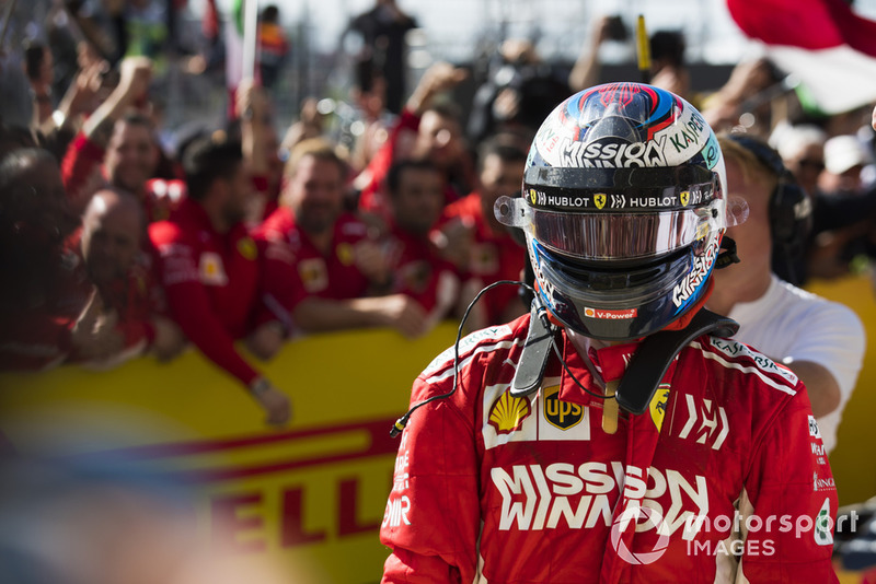 Ganador Kimi Raikkonen, Ferrari, celebra en Parc Ferme