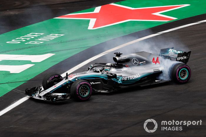Lewis Hamilton, Mercedes AMG F1 W09 EQ Power+, celebra con donuts su título de campeón