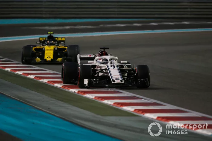 Marcus Ericsson, Sauber C37 y Carlos Sainz Jr., Renault Sport F1 Team R.S. 18 