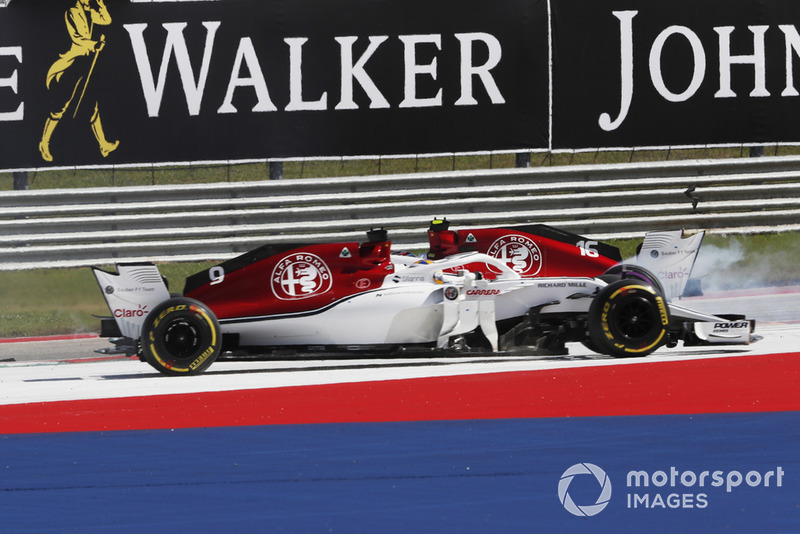 Marcus Ericsson, Sauber C37 and Charles Leclerc, Sauber C37 crash on lap 1
