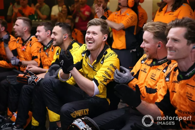 Les mécaniciens de McLaren font la fête dans le garage 