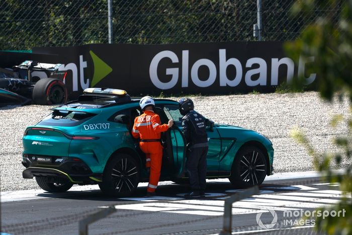 El coche médico en el lugar de un accidente en FP1 para Andrea Kimi Antonelli, Mercedes F1 W15