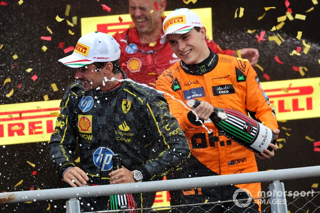 Oscar Piastri, McLaren F1 Team, 2ª posición, rocía con champán a Charles Leclerc, Scuderia Ferrari, 1ª posición.