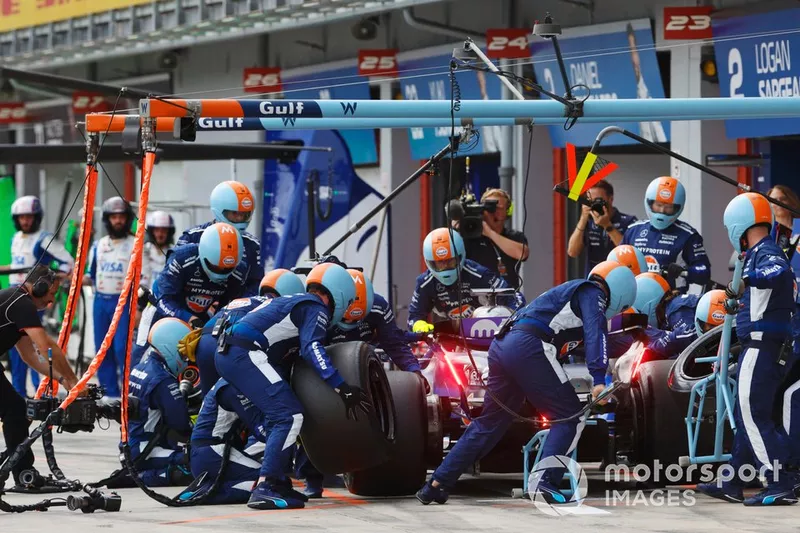 Alex Albon, Williams FW46, rentre au stand pour un arrêt au stand