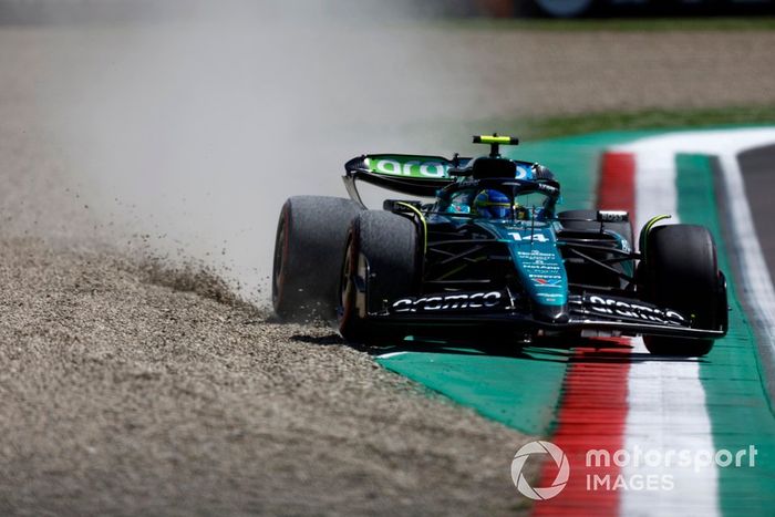 Fernando Alonso, Aston Martin AMR24, se desvía en la grava