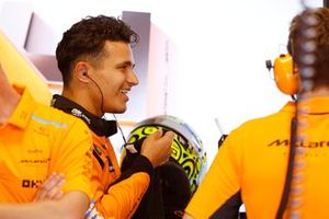 Lando Norris, del equipo McLaren F1, se prepara en el garaje