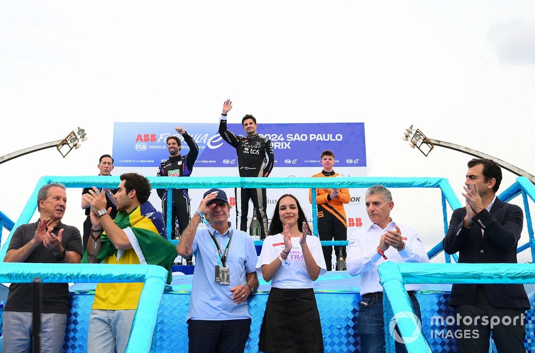 El ganador de la carrera Mitch Evans , Jaguar TCS Racing, el segundo clasificado Antonio Felix da Costa , TAG Heuer Porsche Formula E Team, el tercer clasificado Taylor Barnard , NEOM McLaren Formula E Team celebran en el podio, b