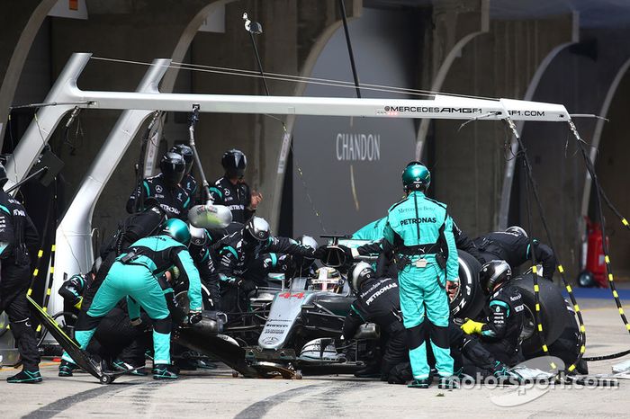 Lewis Hamilton, Mercedes AMG F1 Team W07  parada en boxes