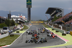 El arranque, Nico Rosberg, Mercedes AMG F1 Team y Lewis Hamilton, Mercedes AMG F1 Team