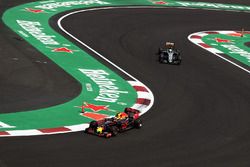 Max Verstappen, Red Bull Racing RB12; Nico Hülkenberg, Sahara Force India F1 VJM09