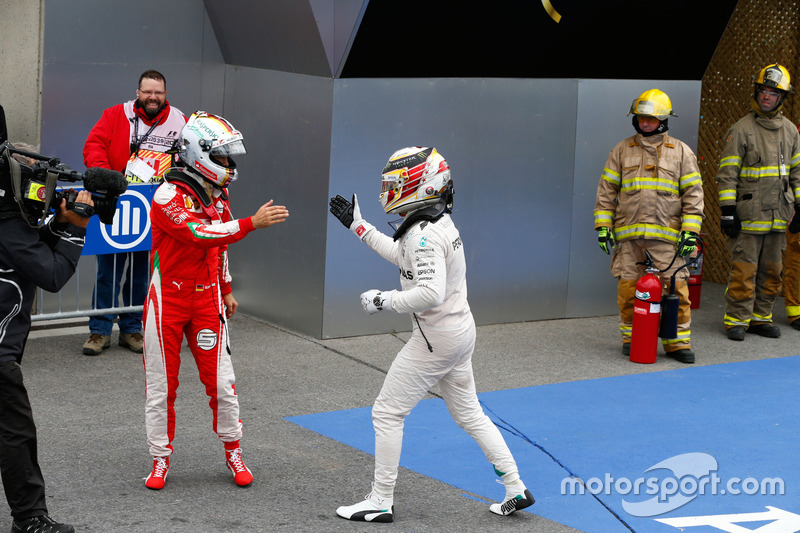 Lewis Hamilton saluda a Sebastian Vettel en Canadá