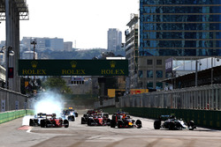 Nico Rosberg, Mercedes AMG F1 W07 Hybrid, vor Daniel Ricciardo, Red Bull Racing RB12