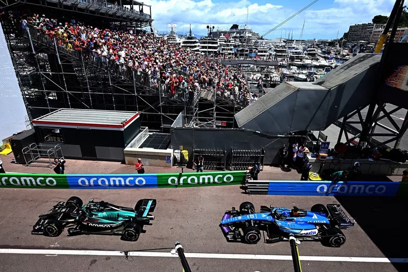 Alexander Albon, Williams; Lance Stroll, Aston Martin Racing