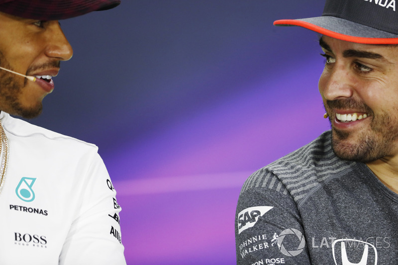 Lewis Hamilton, Mercedes AMG F1 habla con Fernando Alonso, McLaren