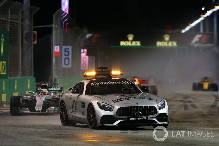 Coche de seguridad por delante de Lewis Hamilton, Mercedes AMG F1 F1 W08