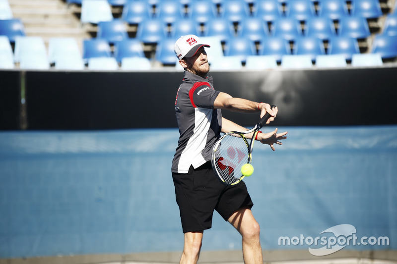 Romain Grosjean, Haas F1 Team, spielt Tennis mit Paralympics-Sieger Dylan Alcott