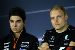 Esteban Ocon, Sahara Force India F1 Team ve Valtteri Bottas, Mercedes AMG F1 FIA Basın Toplantısı