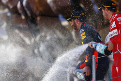 Podium : le troisième, Daniel Ricciardo, Red Bull Racing sur le podium, le deuxième, Sebastian Vettel, Ferrari