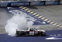 Ganador de la carrera Darrell Wallace Jr., MDM Motorsports Chevrolet