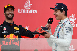 Daniel Ricciardo, Red Bull Racing en Lance Stroll, Williams doen een shoey op het podium