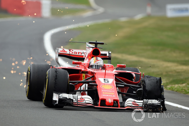 Sebastian Vettel, Ferrari SF70H con un neumático delantero dañado