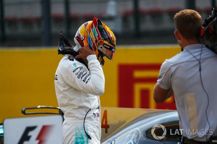 Ganador de la pole Lewis Hamilton, Mercedes AMG F1 en parc ferme