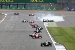Lando Norris, Carlin, Dallara F317 - Volkswagen mène, Nikita Mazepin, Hitech Grand Prix, Dallara F317 - Mercedes-Benz part en tête-à-queue