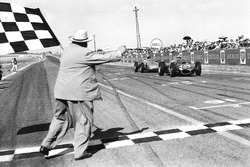 Giancarlo Baghetti, Ferrari 156 takes the win, Dan Gurney, Porsche 718 finishes second