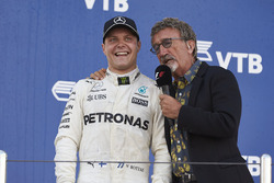 Ведучий Channel 4 F1 Едді Джордан і переможець Валттері Боттас, Mercedes AMG F1