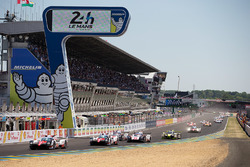 Start: #7 Toyota Gazoo Racing Toyota TS050 Hybrid: Mike Conway, Kamui Kobayashi, Stéphane Sarrazin mène
