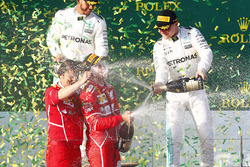 Podio: ganador de la carrera Sebastian Vettel, Ferrari, segundo lugar tercer lugar de Lewis Hamilton