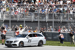 Lewis Hamilton, Mercedes AMG F1, met helm van Ayrton Senna, een geschenk voor het evenaren van het p